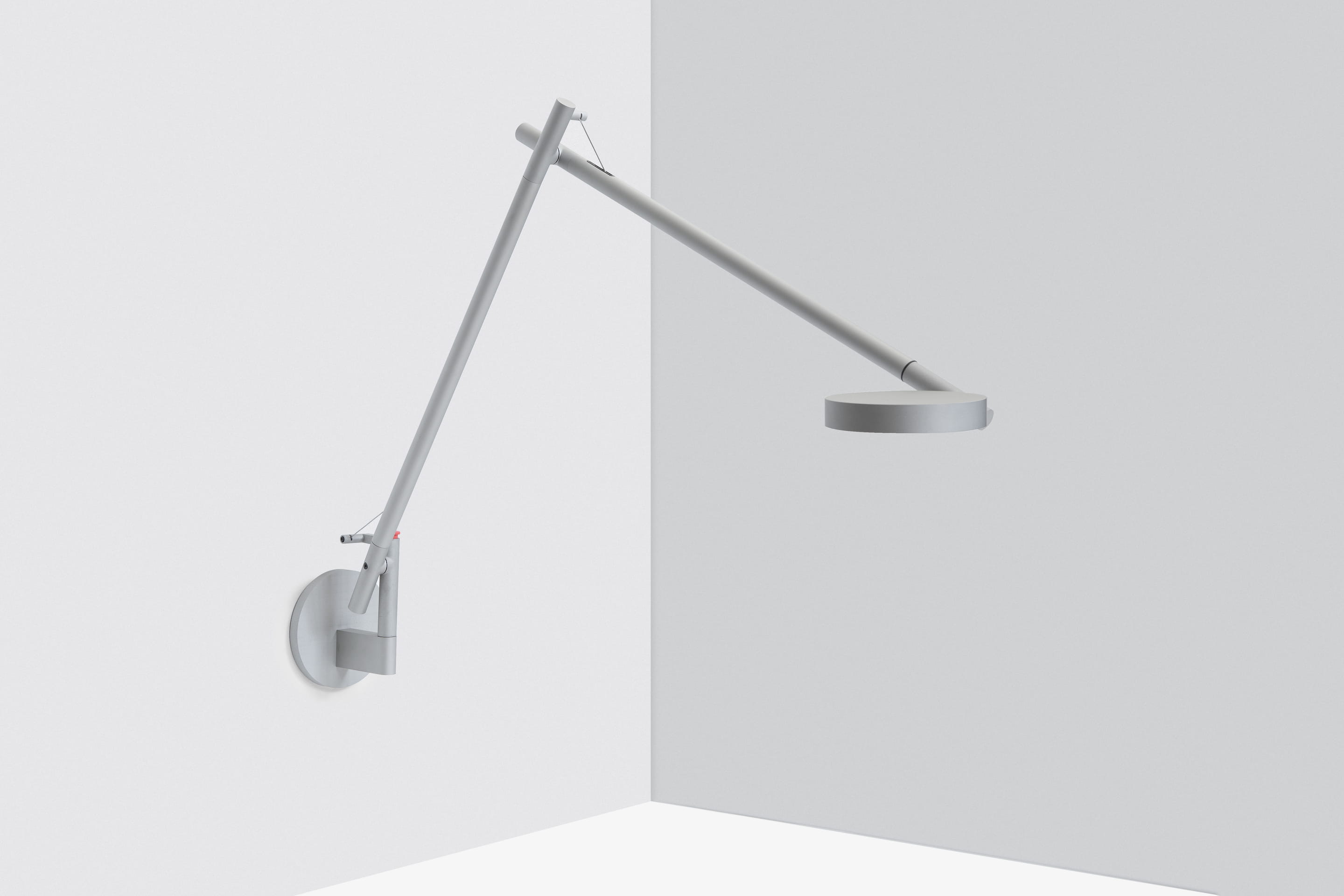 Lampe murale en métal faite par Calvin Lien, nom de l'objet : Lampe Stasis
